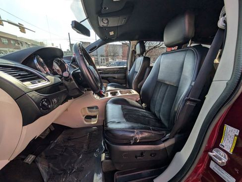 Used 2017 Dodge Grand Caravan SXT image 18