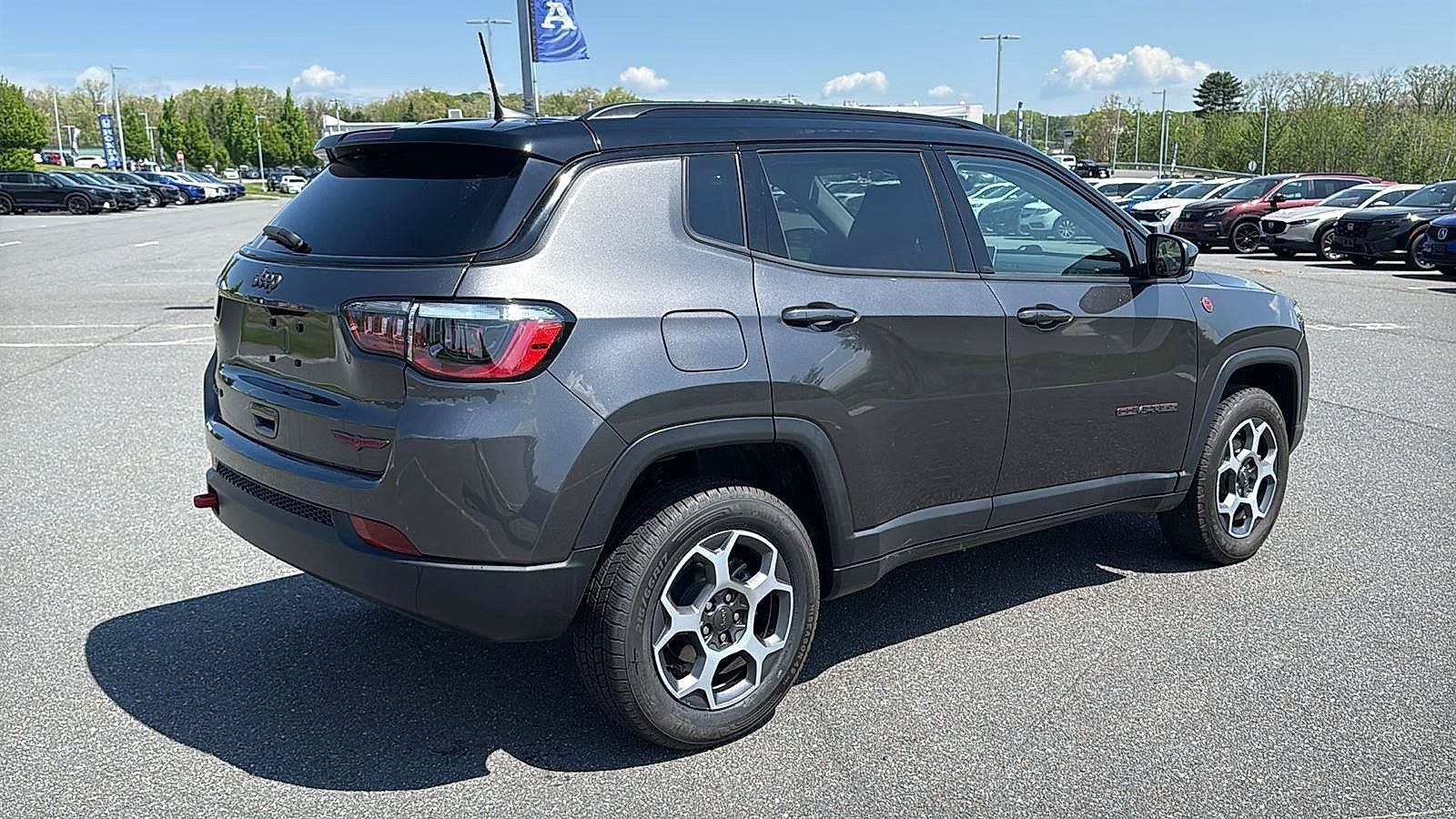 Used 2022 Jeep Compass Trailhawk w/ Trailhawk Convenience Group AWD/4WD image 5