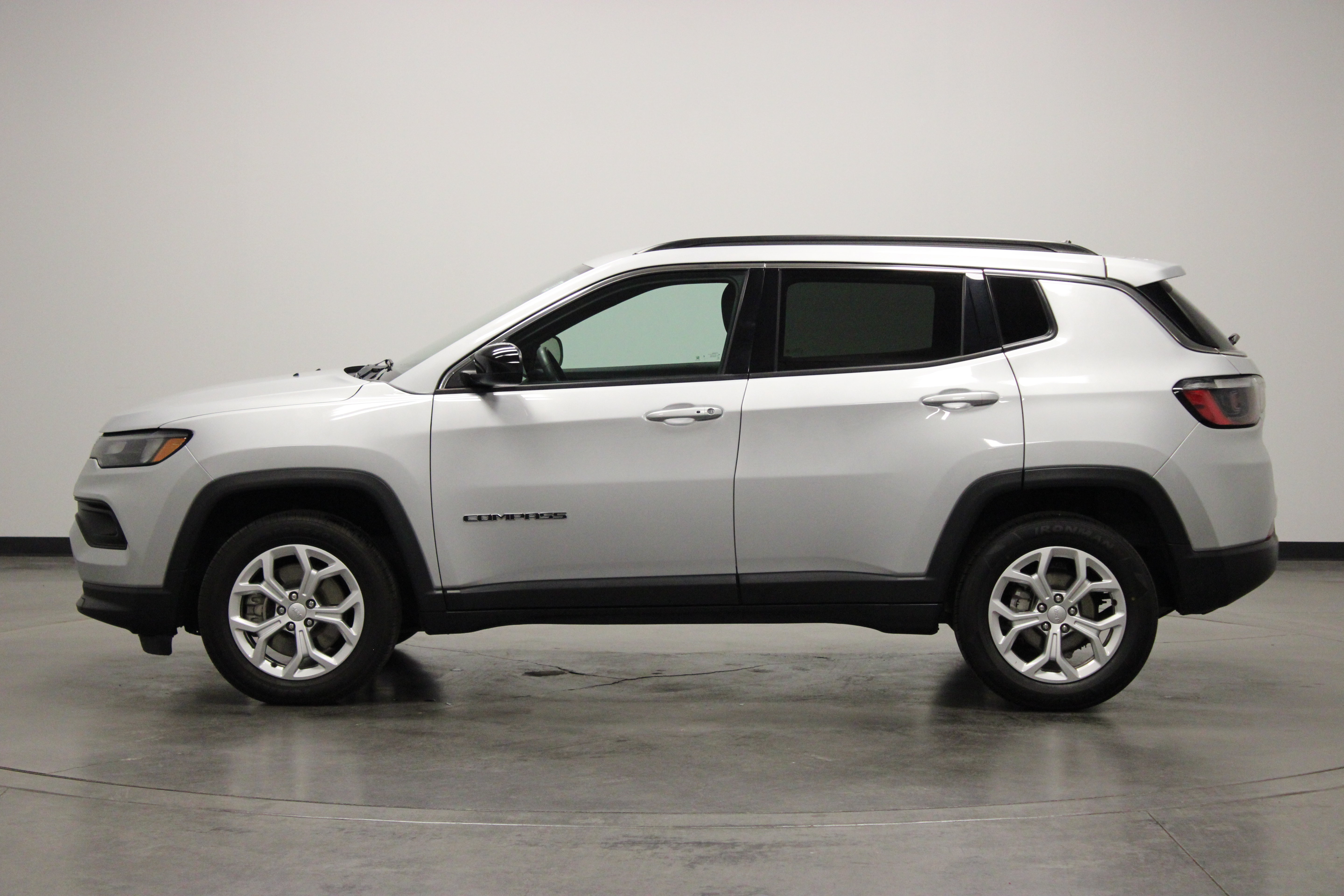Used 2024 Jeep Compass Latitude AWD/4WD image 5