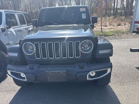 Used 2025 Jeep Wrangler Unlimited Sahara AWD/4WD image 5