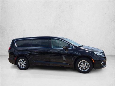 Used 2024 Chrysler Pacifica Touring-L FWD image 4