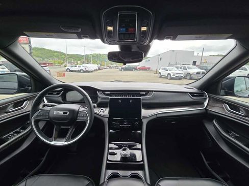 Used 2024 Jeep Grand Cherokee Limited AWD/4WD image 15