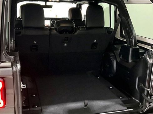 Used 2022 Jeep Wrangler Unlimited Sahara image 35