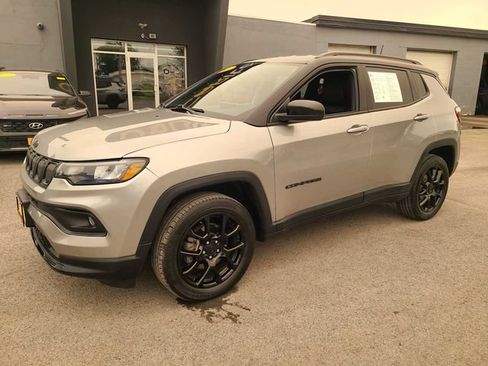Used 2022 Jeep Compass Latitude w/ Convenience Group AWD/4WD image 2