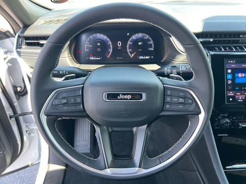Used 2025 Jeep Grand Cherokee Altitude AWD/4WD image 16