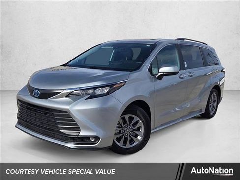 Used 2025 Toyota Sienna XLE image 1