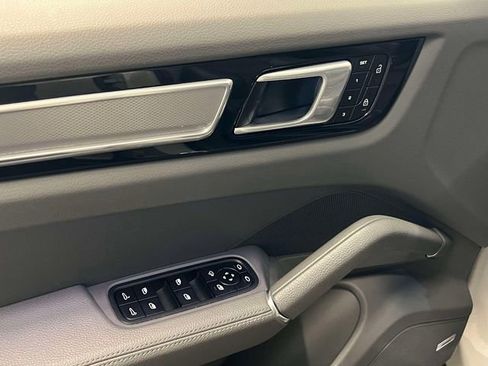 Used 2022 Porsche Cayenne Platinum Edition AWD/4WD image 16