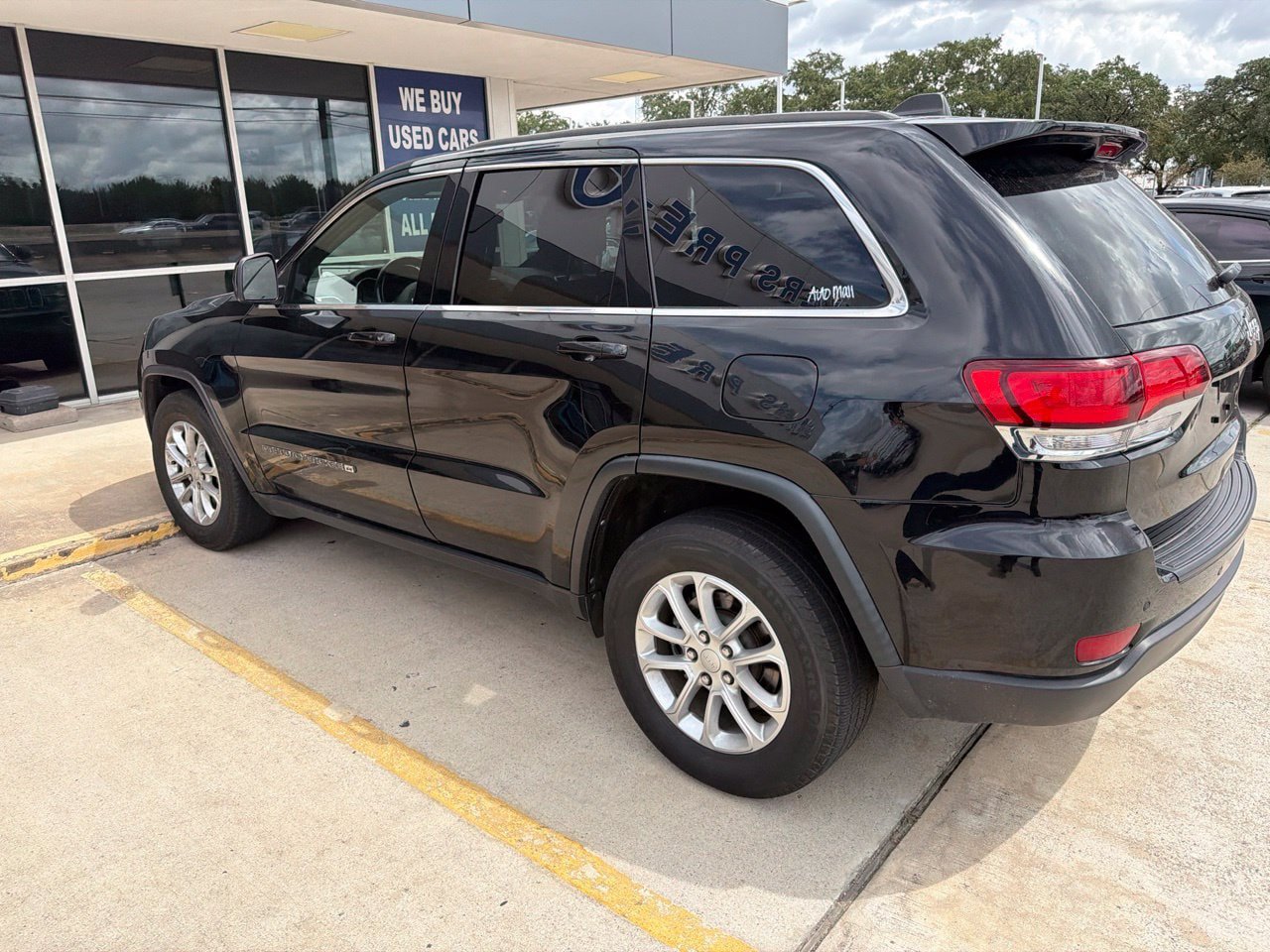 Used 2022 Jeep Grand Cherokee Laredo E RWD image 2