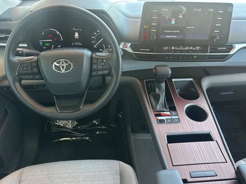 Certified 2024 Toyota Sienna LE AWD/4WD image 17