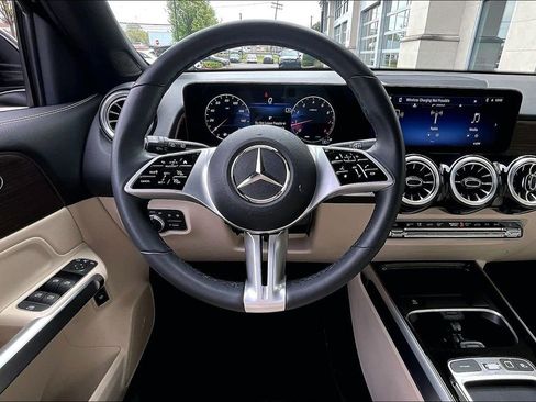 Used 2026 Mercedes-Benz GLB 250 4MATIC image 5