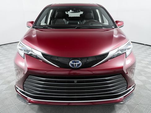 Used 2021 Toyota Sienna Limited image 2