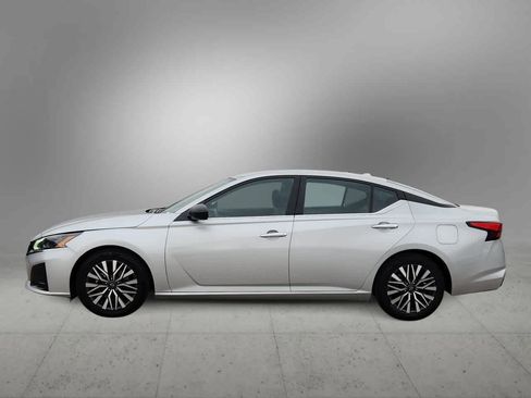 Used 2024 Nissan Altima 2.5 SV FWD image 5