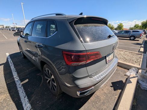 Used 2024 Volkswagen Taos SE w/ Panoramic Sunroof Package image 6