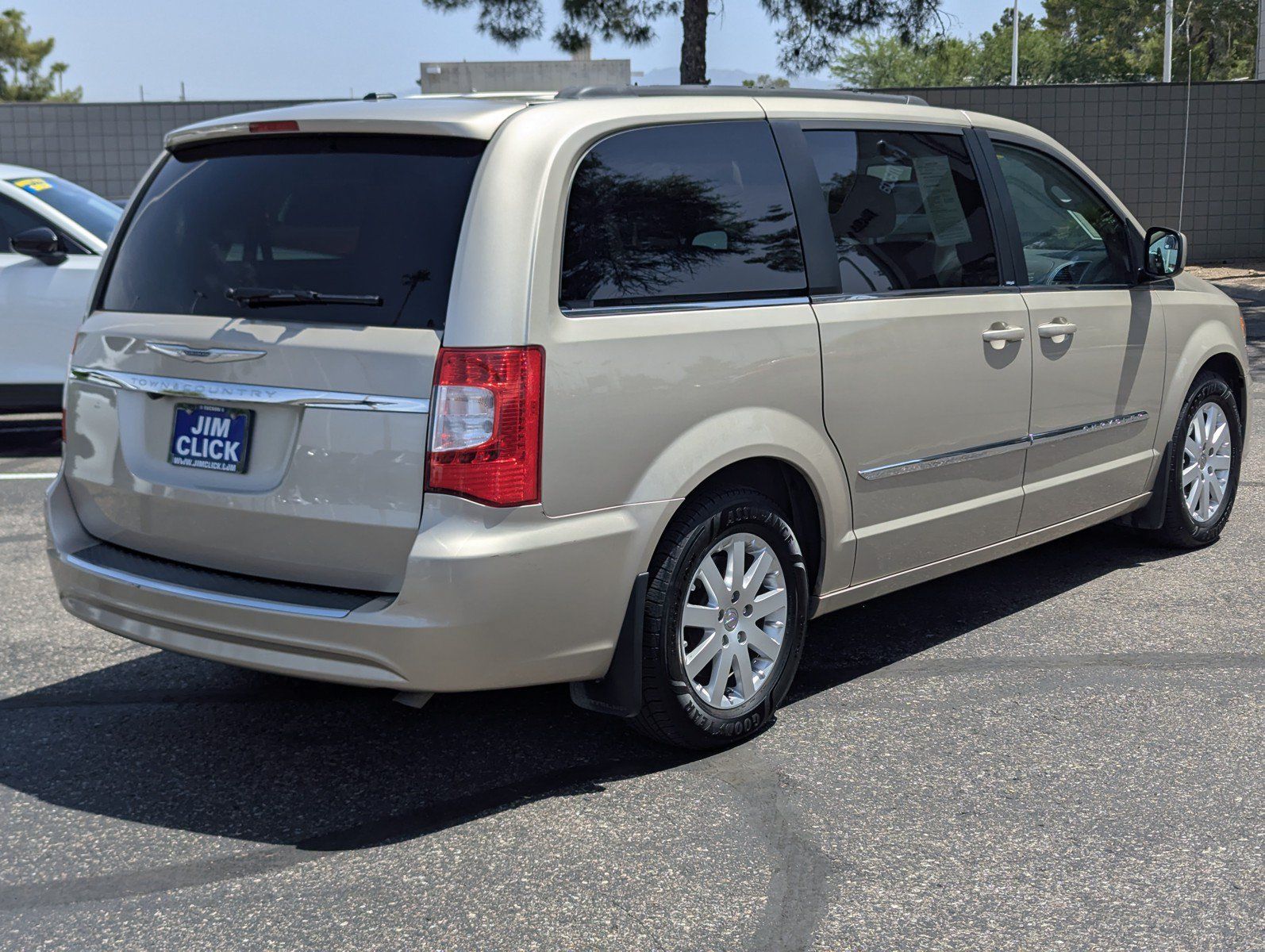 Used 2013 Chrysler Town & Country Touring FWD image 2