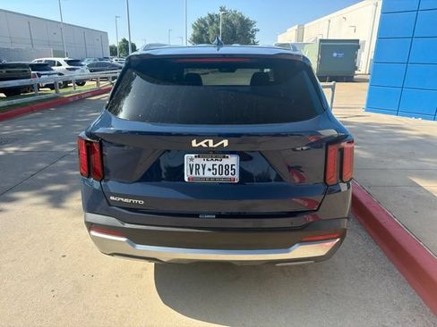 Used 2024 Kia Sorento S w/ Panoramic Sunroof Package FWD image 5