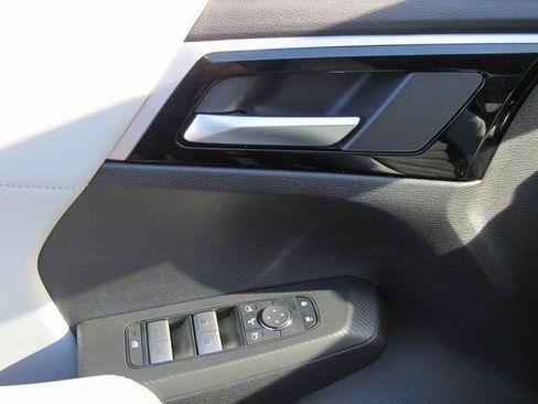 New 2025 Mitsubishi Outlander SE image 12