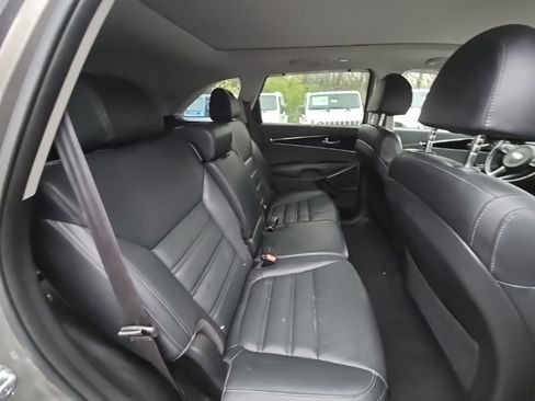 Used 2018 Kia Sorento SX image 18