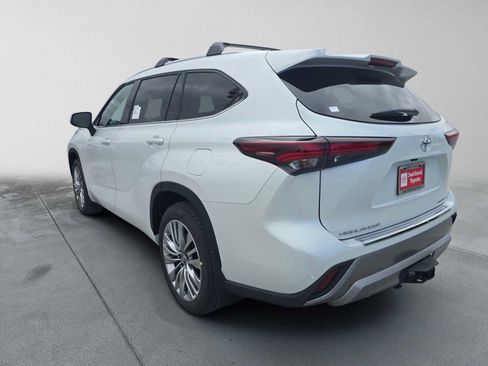 New 2026 Toyota Highlander Platinum AWD/4WD image 5