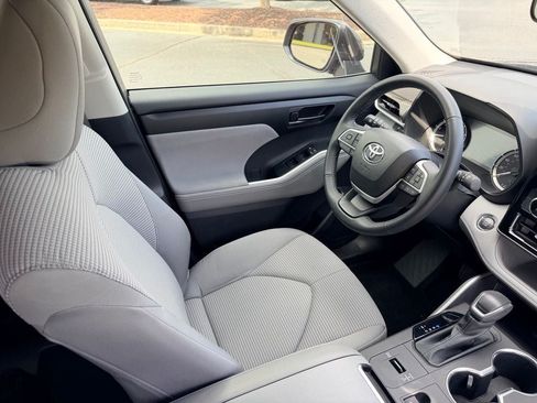 Used 2023 Toyota Highlander LE FWD image 14