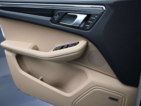 Certified 2025 Porsche Macan AWD/4WD image 24