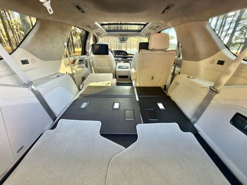 Used 2023 Cadillac Escalade Premium Luxury Platinum image 17