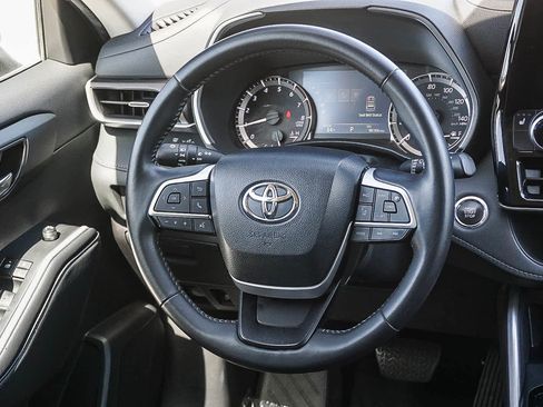 Used 2023 Toyota Highlander XLE FWD image 17