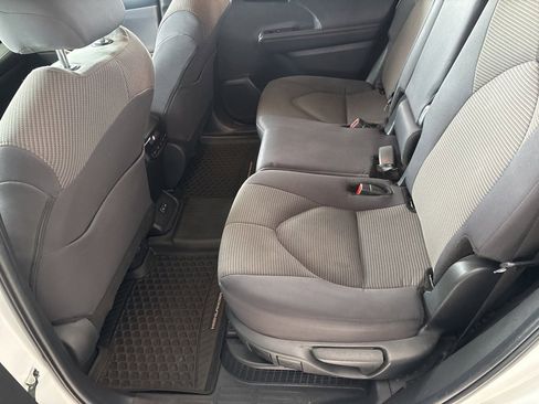 Used 2024 Toyota Highlander LE image 21