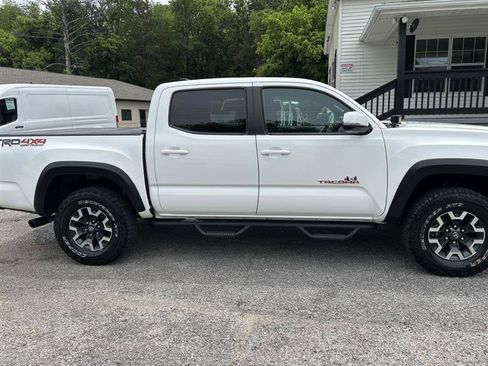 Used 2018 Toyota Tacoma TRD Off-Road AWD/4WD image 6
