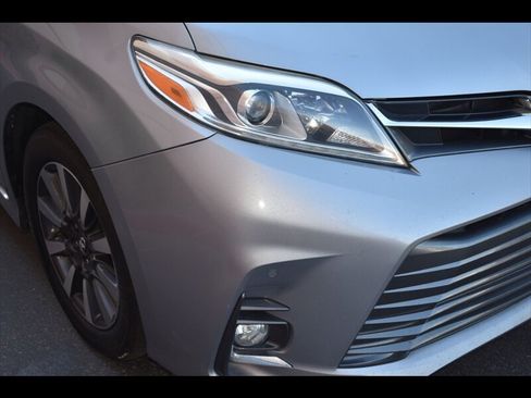 Used 2018 Toyota Sienna Limited Premium w/ Preferred Accessory Package FWD image 48