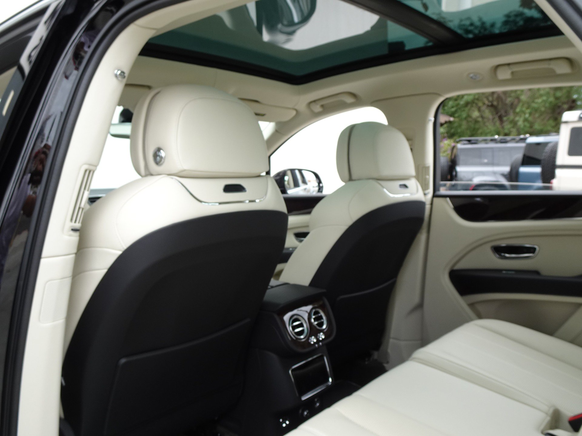 Used 2023 Bentley Bentayga Plug-In Hybrid AWD/4WD image 13