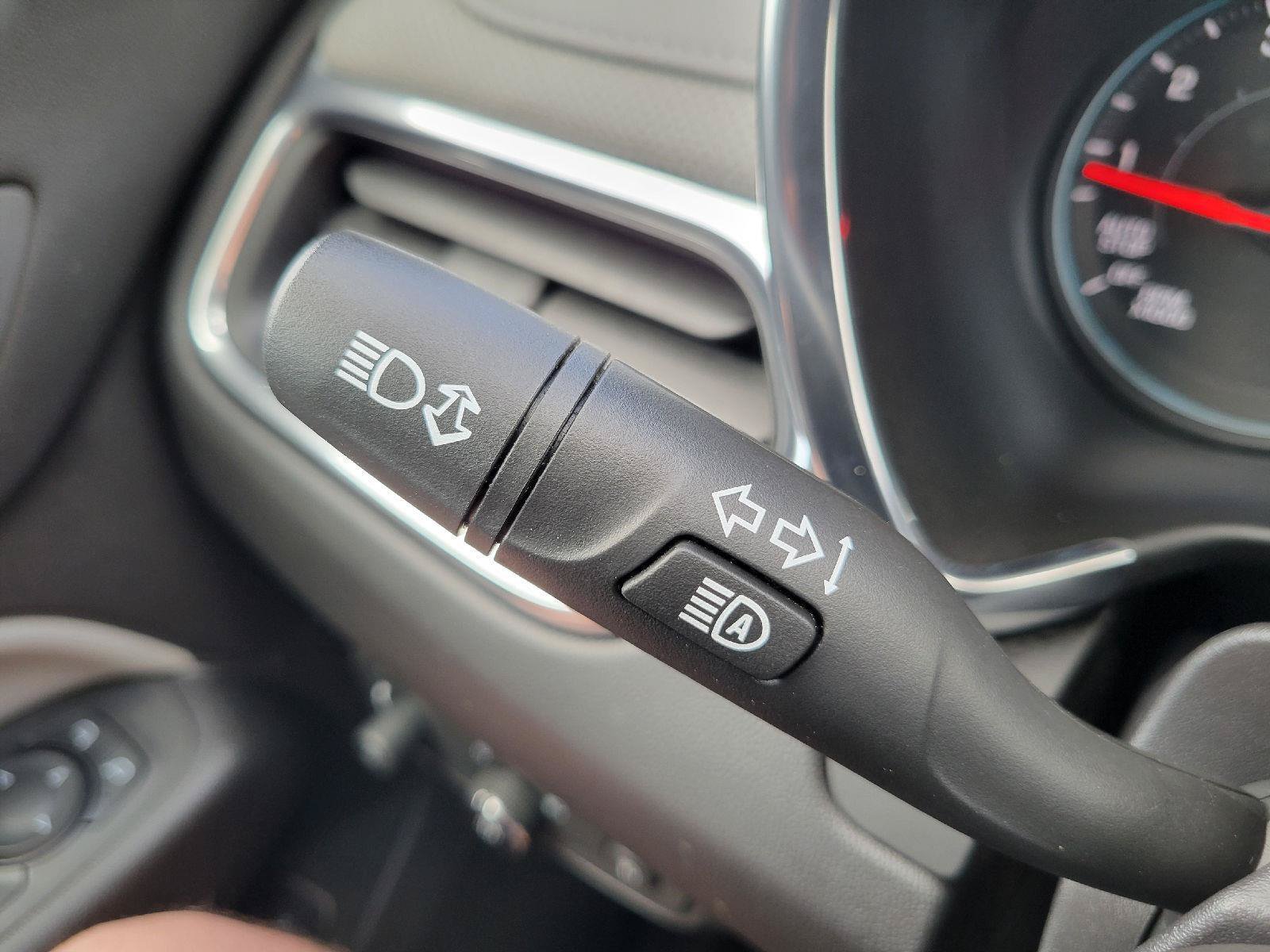 Used 2020 Chevrolet Equinox Premier FWD image 16