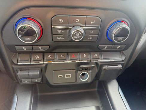 Used 2021 Chevrolet Silverado 1500 LT Trail Boss w/ Convenience Package II AWD/4WD image 19