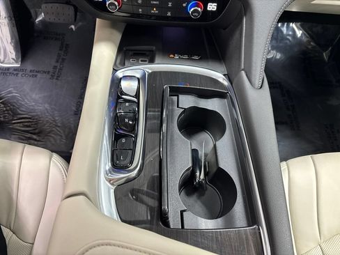 Used 2023 Buick Enclave Essence AWD/4WD image 25