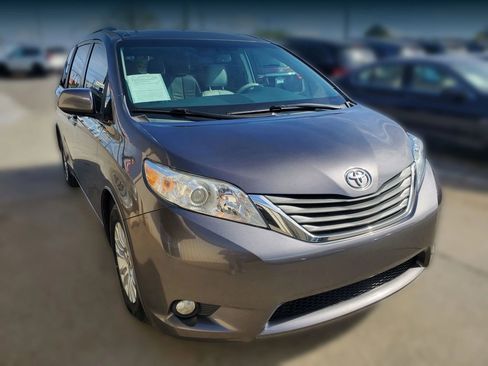 Used 2012 Toyota Sienna XLE w/ XLE Navigation Pkg image 11