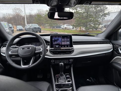 Used 2025 Jeep Compass Limited image 35