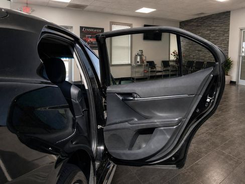 Used 2018 Toyota Camry SE FWD image 15