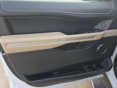 Used 2024 Ford Expedition Limited image 16