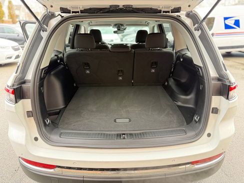Used 2023 Jeep Grand Cherokee Laredo image 28