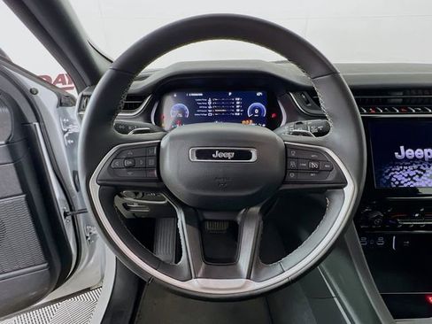 Used 2024 Jeep Grand Cherokee Altitude image 12