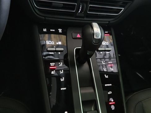 Certified 2026 Porsche Macan AWD/4WD image 16