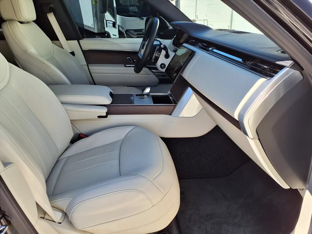 Used 2025 Land Rover Range Rover Long Wheelbase SE AWD/4WD image 9