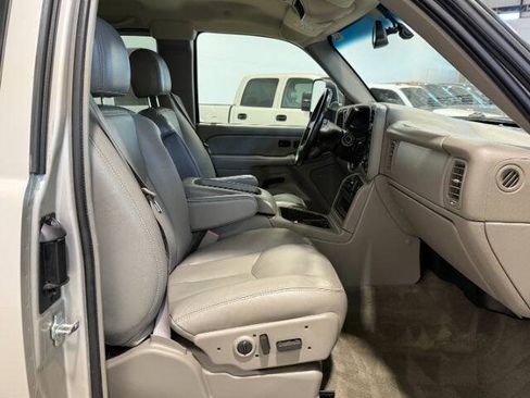 Used 2006 Chevrolet Silverado 2500 LT w/ Onstar Plus Package AWD/4WD image 17