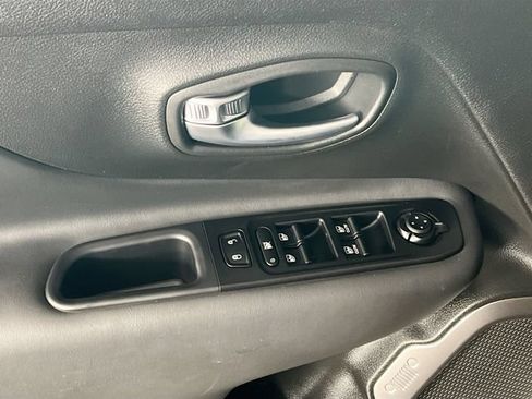 Used 2022 Jeep Renegade Latitude w/ Convenience Group AWD/4WD image 21