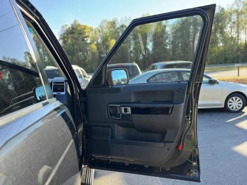 Used 2011 Land Rover Range Rover HSE image 13