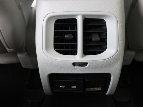 Used 2020 Jeep Cherokee Limited image 32