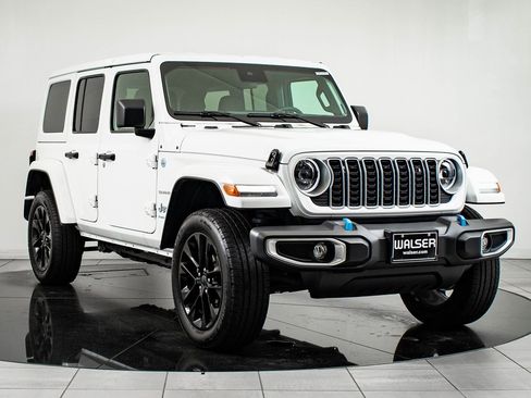 Used 2024 Jeep Wrangler Unlimited Sahara w/ Safety Group image 12