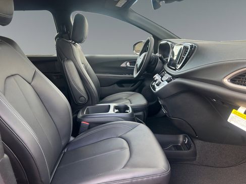 New 2026 Chrysler Pacifica Select image 15