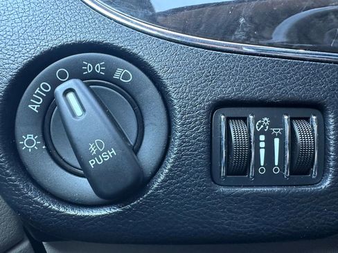 Used 2016 Chrysler Town & Country Touring image 22