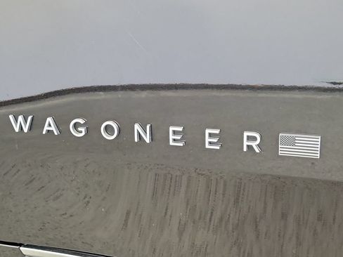 Used 2024 Jeep Wagoneer Series III w/ Premium Group I AWD/4WD image 8
