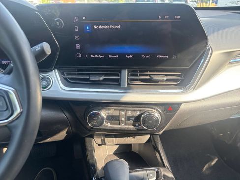 Used 2025 Chevrolet Trax LT w/ LT Convenience Package FWD image 17